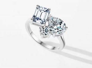 U-Toi et Moi – I-Emerald kanye ne-Pear Shape Lab-Ekhule Idayimane I-CZ Engagement Ring ku-Sterling Silver